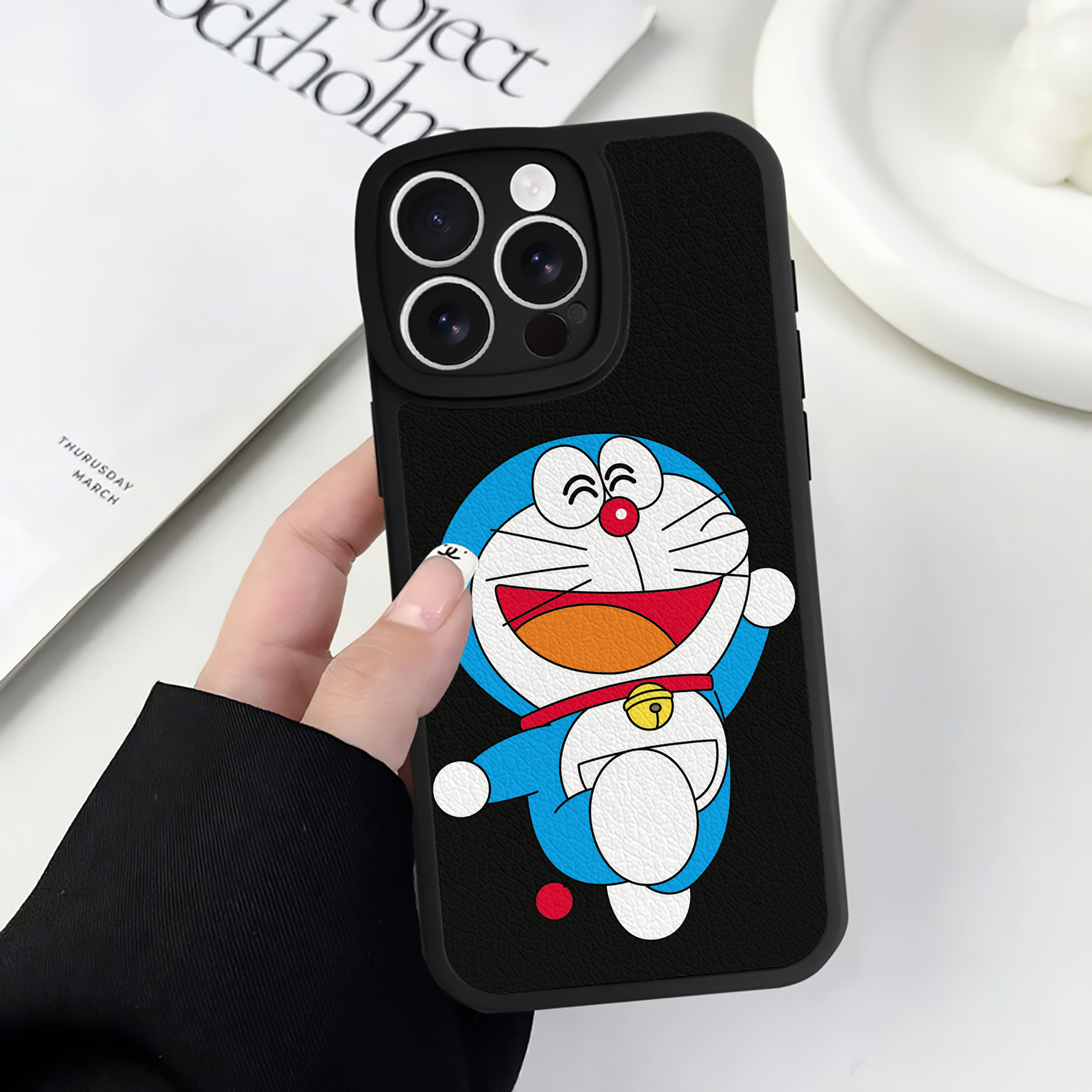 （画像用） ドラえもん Doraemon 【iPhone 16シリーズ対応】シリコンスマホケース（レザー調） 材質：シリコン